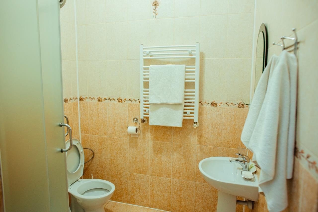 Jj Hotel Vynohradiv Esterno foto